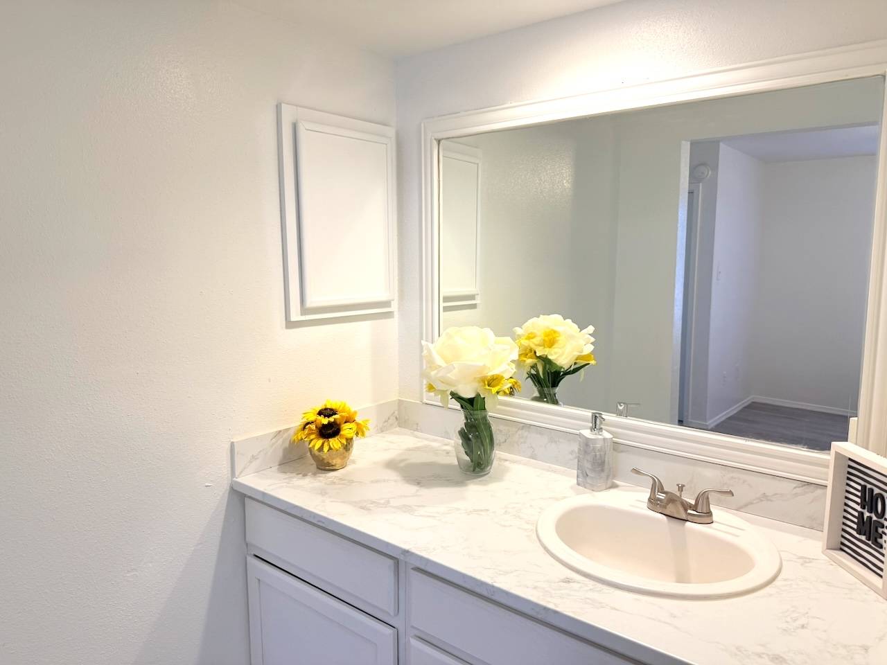 Elegant and Modern Vanity Space Elegant and Modern Vanity Space